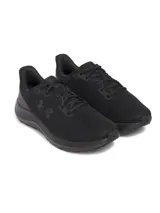 Championes de running Under Armour modelo Charged Pursuit 4, color negro. Presentan una parte superior de malla transpirable, entresuela Charged Cushioning para mayor amortiguación y suela exterior resistente con tracción.