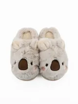 Pantuflas de peluche color tostado con diseño de cara de koala, orejas sobresalientes y suela de goma.