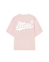 Remera rosa de corte holgado con estampado trasero de la palabra "Ittai" en blanco con una estrella.