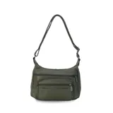 Bandolera morral color verde militar en símil cuero, con dos bolsillos frontales con cierre, doble apertura superior con cierre y un bolsillo trasero con cierre. Incluye dos bolsillos internos y correa de galón larga regulable.