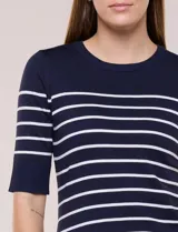 Buzo tejido de punto fino en color azul marino con diseño de rayas horizontales blancas. Presenta escote redondo a la base y mangas al codo.
