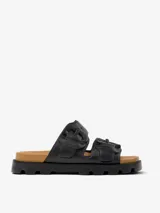 Sandalias negras con plataforma y dos tiras anchas con hebillas decorativas. Suela color caramelo y base negra con diseño antideslizante.