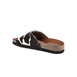 Sandalia abierta con tira de cuero con estampado de vaca y hebilla dorada.