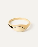 Anillo dorado con superficie plana en forma de pera.