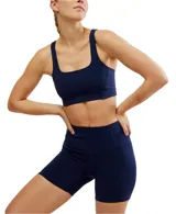 Bralette deportivo color azul marino, con escote cuadrado y espalda en V.