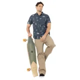 Camisa de manga corta con estampado abstracto en tonos azul, naranja y gris. Tiene cuello clásico, cierre con botones y bolsillo en el pecho. Marca Volcom, modelo Acid Jazz Stoney.