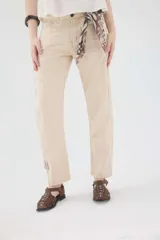 Pantalón de lino color beige, de corte recto y tiro medio, con bolsillos laterales y detalles de costuras visibles.