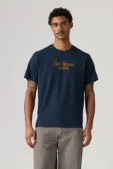 Remera Levi's de corte relajado, color azul marino, con cuello redondo, mangas cortas y estampa frontal con la inscripción "Levi Strauss & Co. Genuine Goods" en tono dorado.
