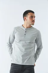 Remera gris de manga larga con cuello redondo abotonado y logo estampado en el pecho.