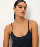 Blusa básica negra de breteles finos, confeccionada en malla de algodón peruano con escote redondo.