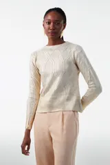Sweater color beige con diseño de rombos en relieve.