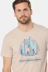 Remera de manga corta color verde grisáceo con cuello redondo. Presenta un estampado frontal de veleros sobre un fondo circular con líneas verticales, y texto bordado debajo.