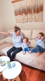 Remera celeste de algodón con cuello redondo y mangas cortas. Tiene un sol bordado en dorado y la palabra "Uruguay" bordada en blanco.