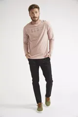 Pantalón chino de gabardina con corte skinny, bolsillos laterales y traseros, y logo bordado.