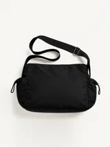 Bolso tipo bandolera de color negro, confeccionado en material sintético resistente. Presenta un diseño minimalista con correa ajustable, cierre superior y bolsillos laterales con cordón elástico ajustable.