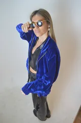 Campera azul de terciopelo con cierre frontal y cuello polo.