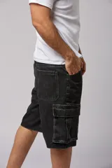Bermuda de jean negro con corte holgado y múltiples bolsillos tipo cargo.