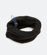 Accesorio versátil 2 en 1 que puede utilizarse como gorro o cuello, confeccionado en tejido de punto de lana acrílica color negro con forro de poliéster. Presenta un diseño con borde acanalado y un cordón de ajuste azul con tanca plástica para regular su apertura.