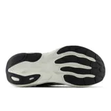 Championes de running New Balance modelo 880 para mujer, color negro con detalles en blanco.