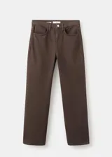 Jeans de corte recto y tiro medio color marrón, con diseño de cinco bolsillos, trabillas y cierre frontal de botón y cremallera.