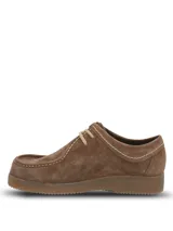 Zapato Hush Puppies modelo Navajo en color marrón, confeccionado en cuero gamuzado con diseño estilo wallaby, cordones claros y suela de goma.
