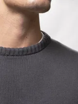 Buzo tejido de algodón color gris oscuro, con cuello redondo y diseño clásico.