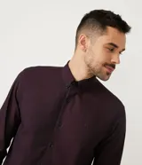 Camisa de vestir manga larga Preston Field, color bordó, con cuello camisero y cierre frontal de botones al tono.