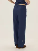 Pantalón de corte clásico y pierna recta, confeccionado en mezcla de lino, algodón, viscosa y poliéster, con cintura elastizada.