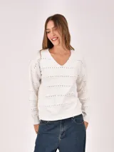 Buzo de tejido de punto color marrón oscuro, con cuello en V y detalles calados horizontales a lo largo del cuerpo y mangas.