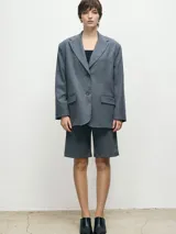 Bermuda gris con corte a la rodilla.