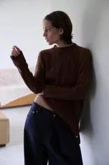 Buzo tejido oversize de algodón con diseño de trenzas verticales, cuello redondo y mangas largas.