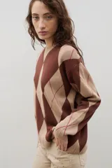 Buzo de punto con diseño de rombos en tonos azul y marrón, con cuello redondo y mangas largas.