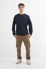 Sweater de punto color beige, de acrílico, con cuello redondo y manga larga.