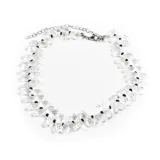 Gargantilla de cadena plateada con cierre de mosquetón y extensión, decorada con cuentas de cristal facetado transparente y pequeñas cuentas negras.