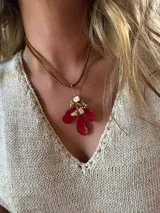 Collar con cordón de cuero marrón de doble tira, con colgante de piedras rojas, blancas, amarillas y grises.