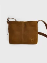 Morral de gamuza color marrón con correa ajustable, costura central vertical y logo grabado en relieve en la parte inferior.