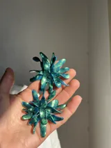 Par de aros grandes con forma de flor color rojo, hechos a mano en porcelana.