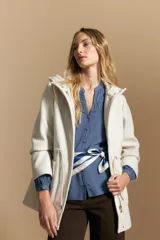 Camisa de manga larga color blanco, con cuello mao y escote en V. Presenta frunces en el canesú, cierre frontal con botones y mangas amplias con puños abotonados.