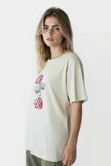 Remera beige de corte holgado con estampado de copas de cóctel y la palabra 'CIN CIN' en color borgoña.