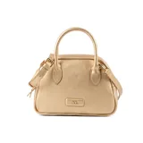 Cartera dorada confeccionada en símil cuero, con doble asa de mano fija y correa ajustable para llevar cruzada o al hombro. Cuenta con cierre superior y placa frontal con logo de la marca.