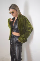 Campera verde aceituna de terciopelo con cierre frontal, cuello alto y puños elásticos.