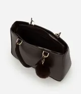 Cartera satchel mediana color beige, con cierre de cremallera, correa de mano y bretel largo desmontable. Incluye un llavero de pompón de piel sintética.