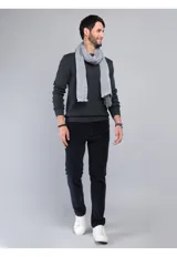 Sweater de punto con cuello redondo, diseño liso y puños y ruedo acanalados.