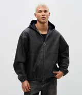 Chaqueta masculina de poliuretano color negro, con diseño de capucha, cierre frontal completo y puños elásticos. Presenta un acabado liso y estructura robusta.
