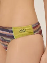 Conjunto de bikini color rojo con diseño de parches texturizados y rayas en los laterales. El corpiño es de corte triangular con tirantes halter multiposición, y la bombacha es de corte clásico.