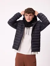 Pasamontañas de tejido tipo corderito sintético en color negro, con diseño de capucha integrada y cordones ajustables en la parte frontal.