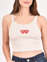 Musculosa de tejido acanalado color beige, con escote redondo y estampado frontal con la frase 'LESS IS MORE' en color negro.