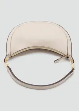 Bolso de mano y hombro de diseño semi-circular en color beige, con herrajes metálicos dorados, cierre superior de cremallera y correa ajustable desmontable.