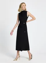 Vestido midi negro de punto con cuello alto, sin mangas, corte ajustado, fruncido lateral con cinturón y largo midi.
