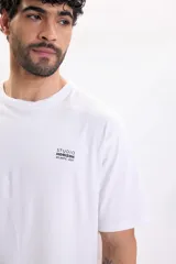 Camiseta blanca de manga corta y corte relaxed, con pequeño estampado tipográfico en el pecho.